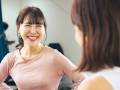 インストラクター、カウンセリング、ヨガ、女性、フィットネス、トレーナー、会話、ジム、パーソナル、スタジオ、ピラティス、笑顔、トレーニング、相談、セラピー、カウンセラー、指導、マシン、ダイエット、運動、スポーツ、体幹、筋トレ、コンディショニング、部分痩せ、生活習慣、悩み、質問、クライアント、日本人、若い、エクササイズ、ムーバー、ボディメイク、ボディケア、ヘルスケア、健康、シェイプアップ、矯正、改善、